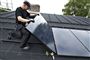 solceller lægges på tag