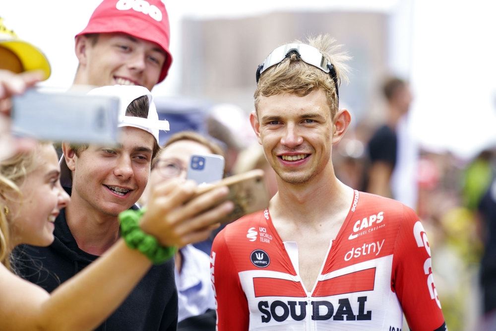 en ung cykelrytter bliver interviewet
