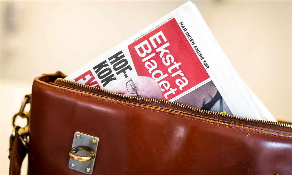 en avis i en taske