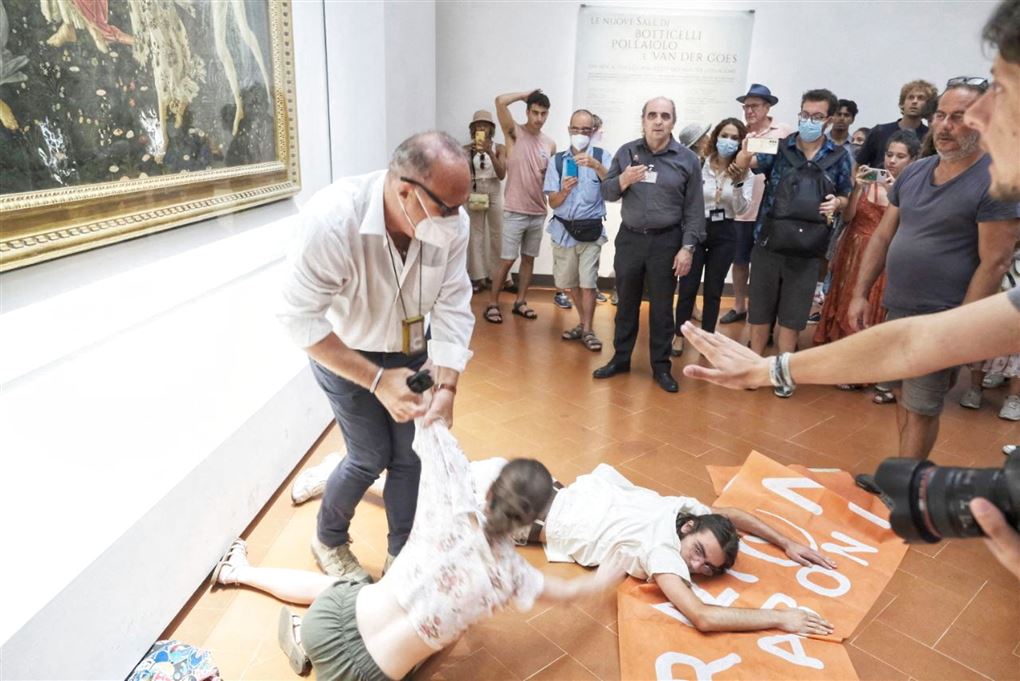 To aktivister på gulvet i et galleri