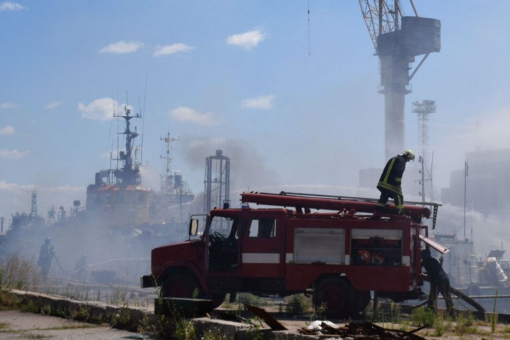 Ukrainske brandfolk arbejder på at slukke ild