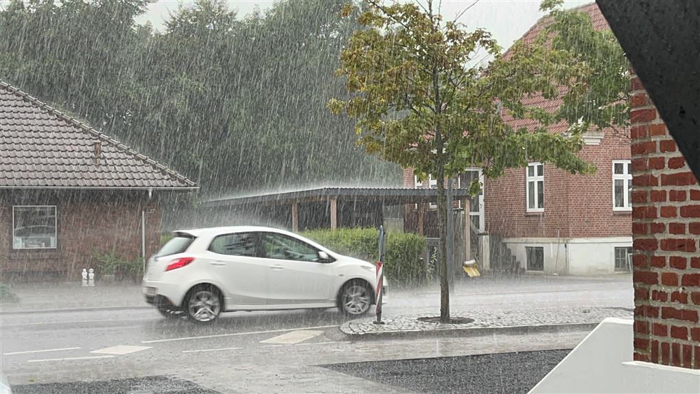 bil kører i voldsom regn