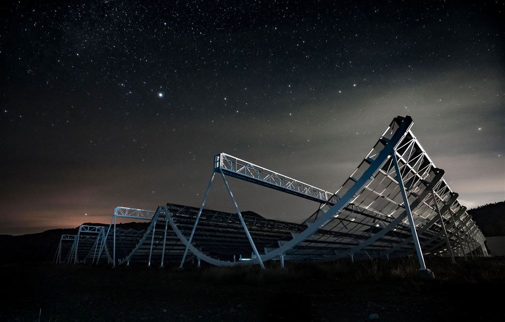 teleskop under nattehimmel