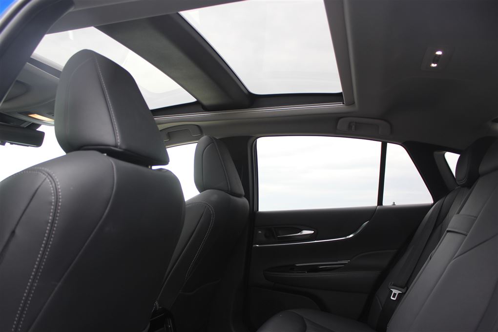 Et panoramasoltag i en bil