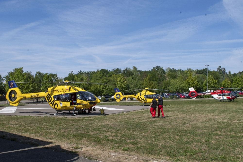 En helikopter og en redningsbåd