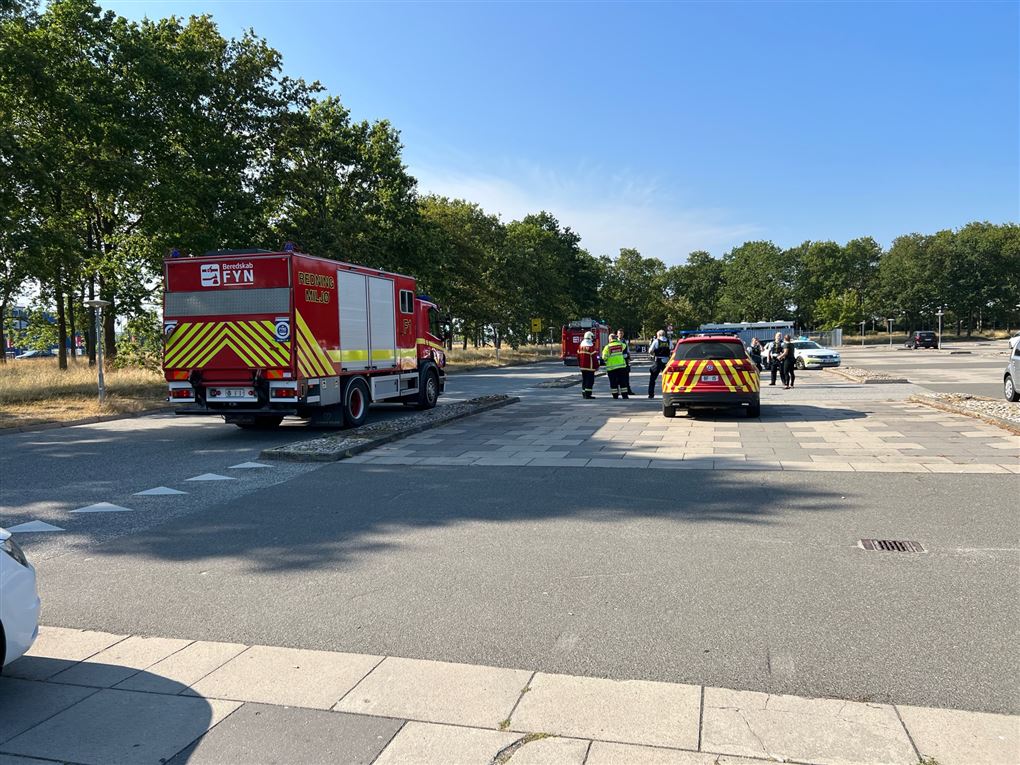 Redningsvogne og politibiler på vej