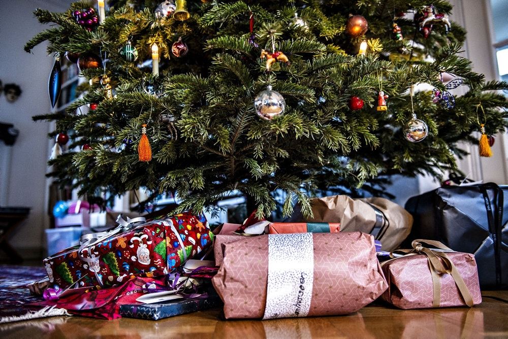 gaver under juletræ