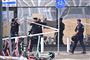 Svensk politi arbejder foran shoppecenteret med blandt andet afspærring
