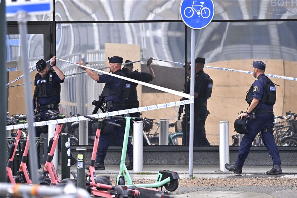 Svensk politi arbejder foran shoppecenteret med blandt andet afspærring