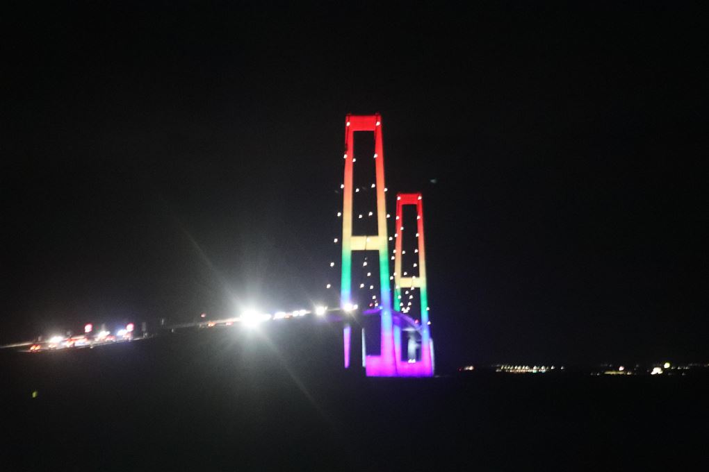 Storebæltsbroen lyst op i regnbue farver.