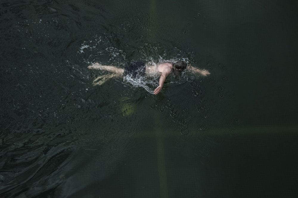 mand svømmer 