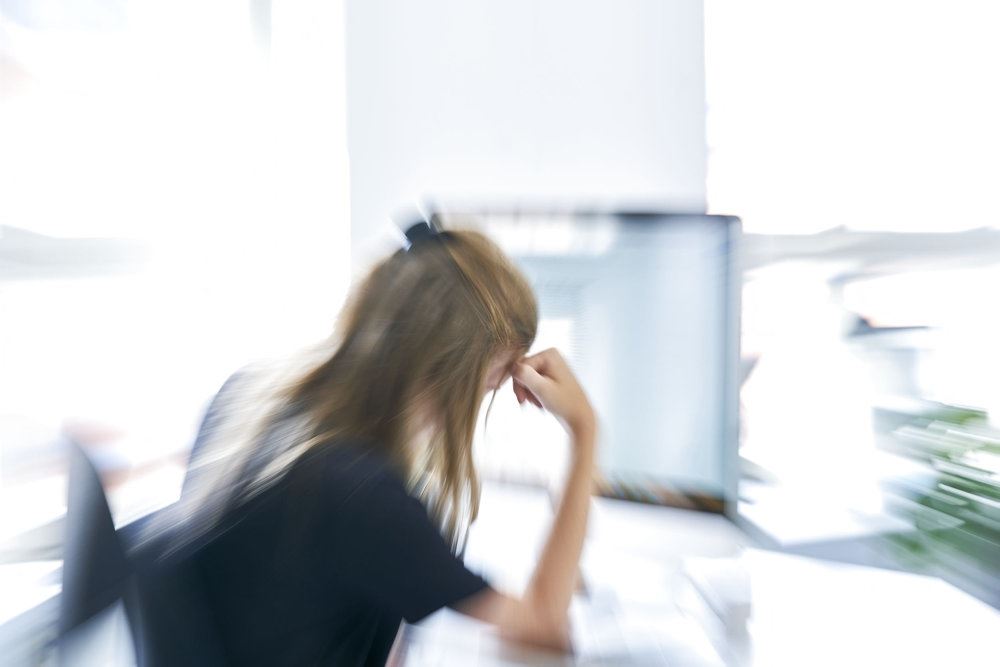 kvinde sidder ved bord