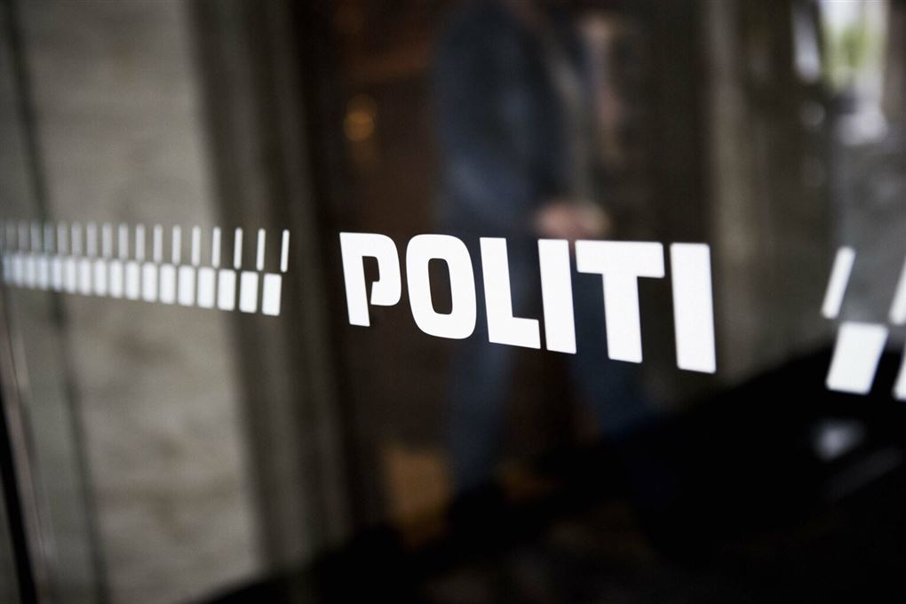 politi-logo på dør