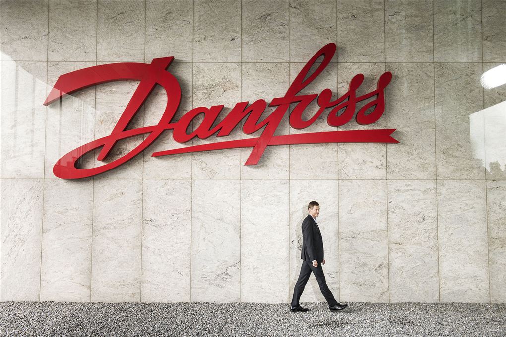mand går under skilt med teksten danfoss