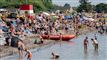 mange badegæster på strand