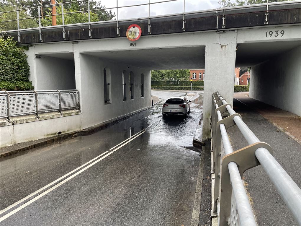 bil i vand under bro