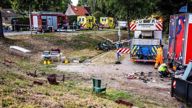 Politi og redningsmandskab på ulykkesstedet.