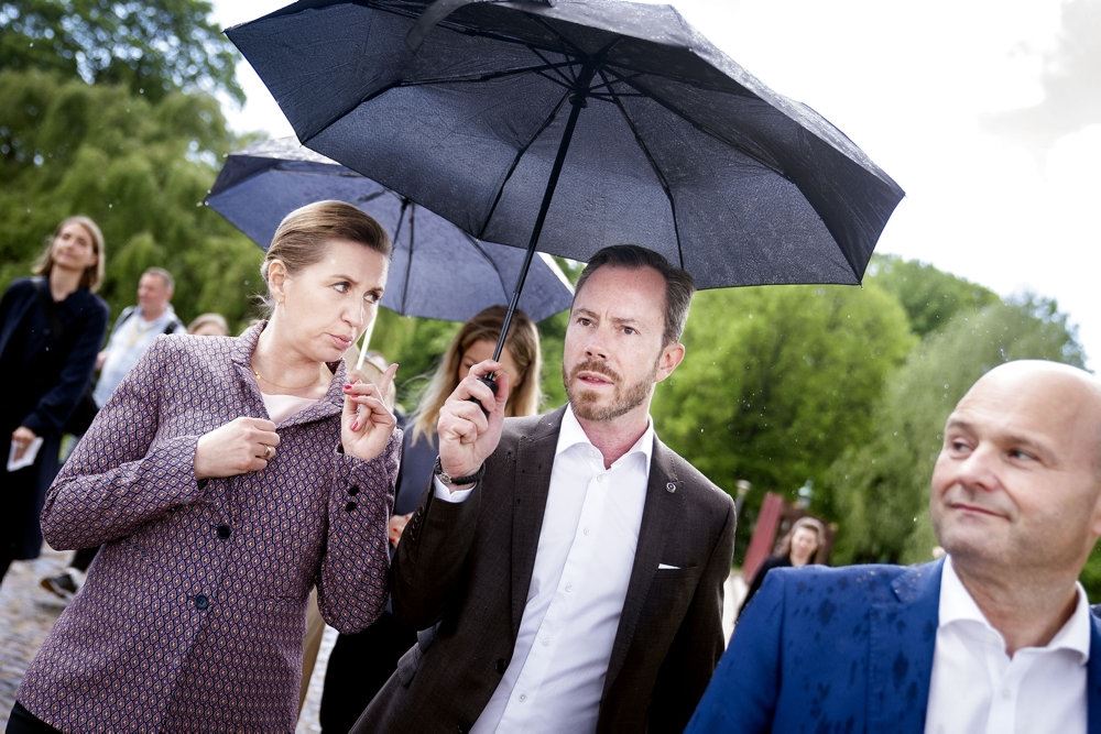 Tre partiledere under en paraply