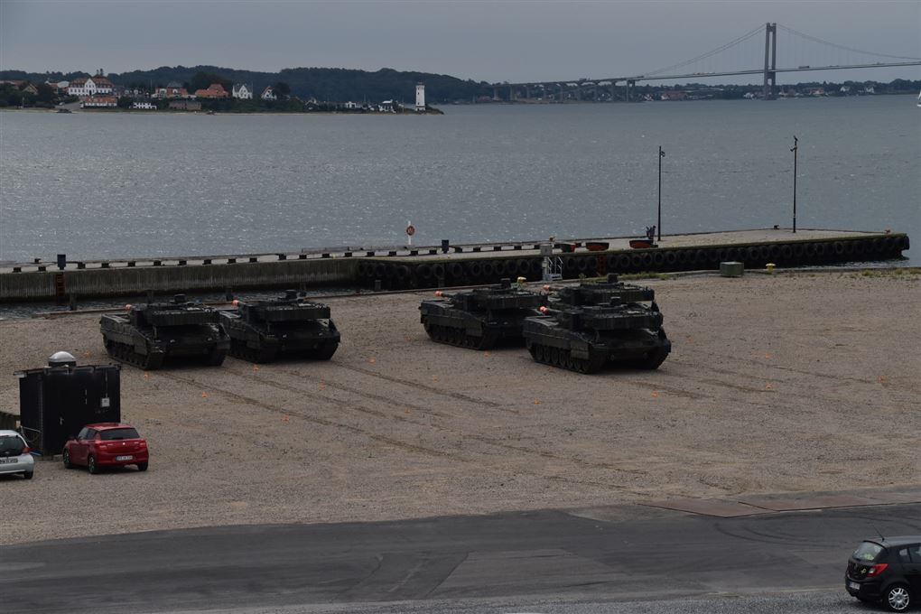 Kampvogne på en kaj