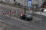 En bil stoppes foran en gitterport