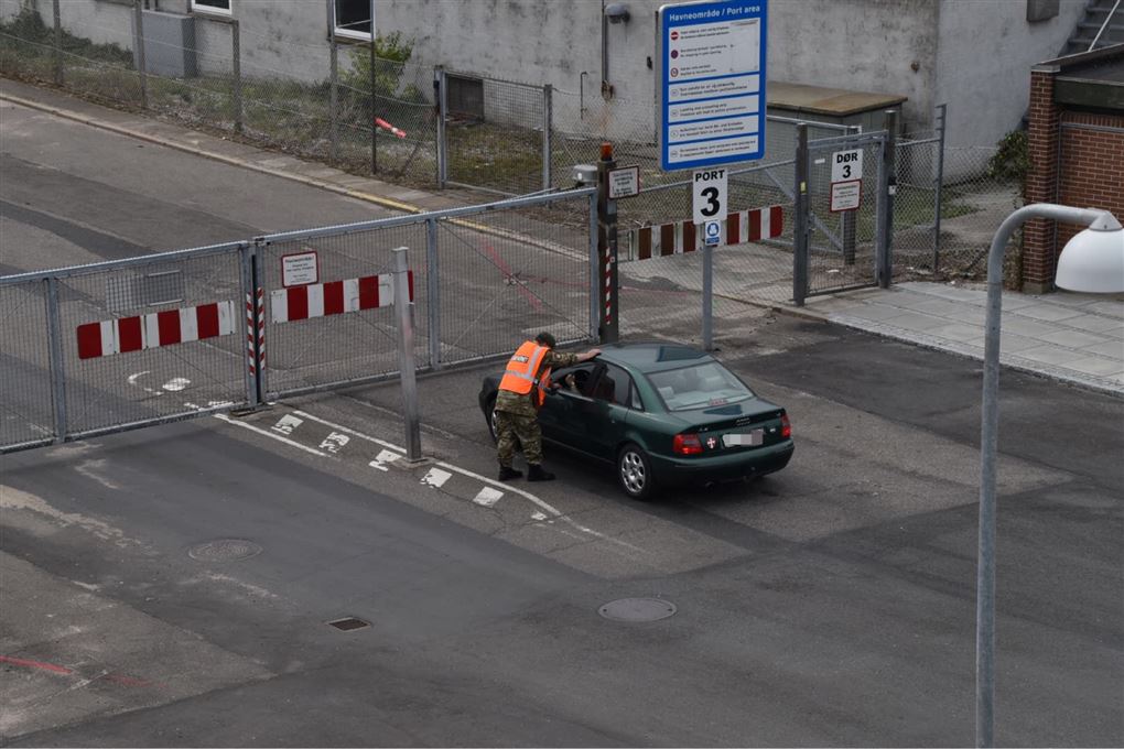 En bil stoppes foran en gitterport