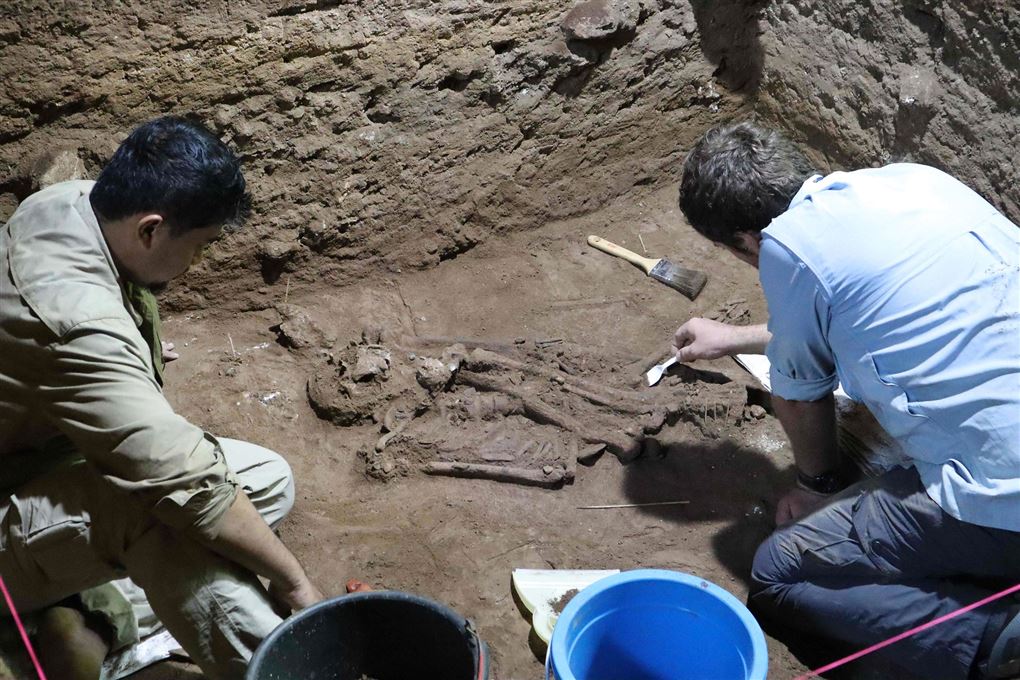 arkæologer sidder i udgravning