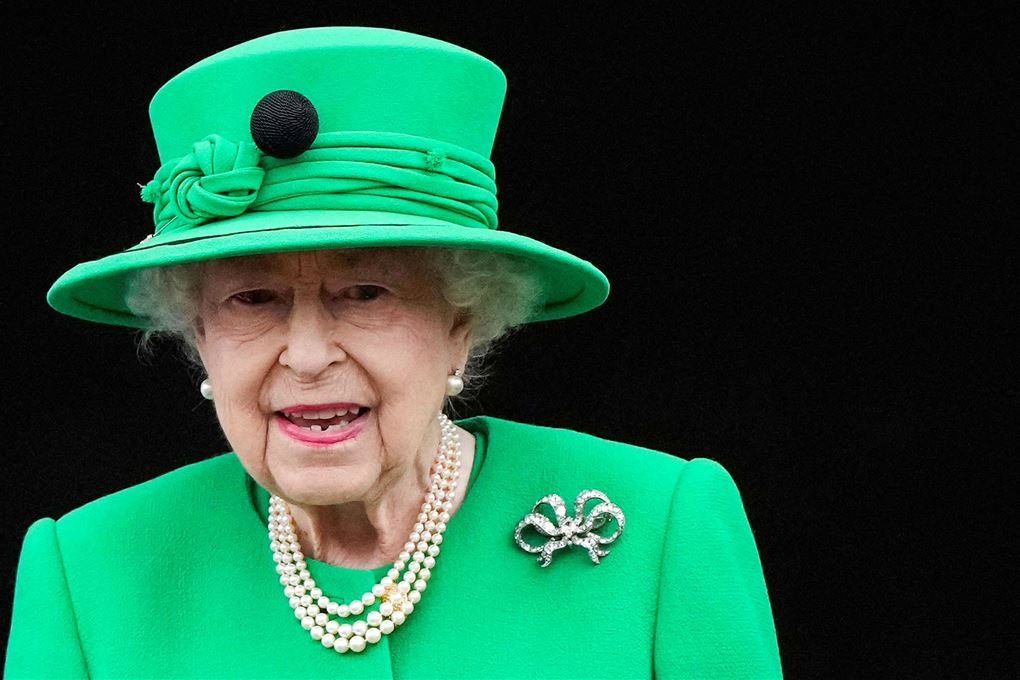 dronning elizabeth klædt i grønt 