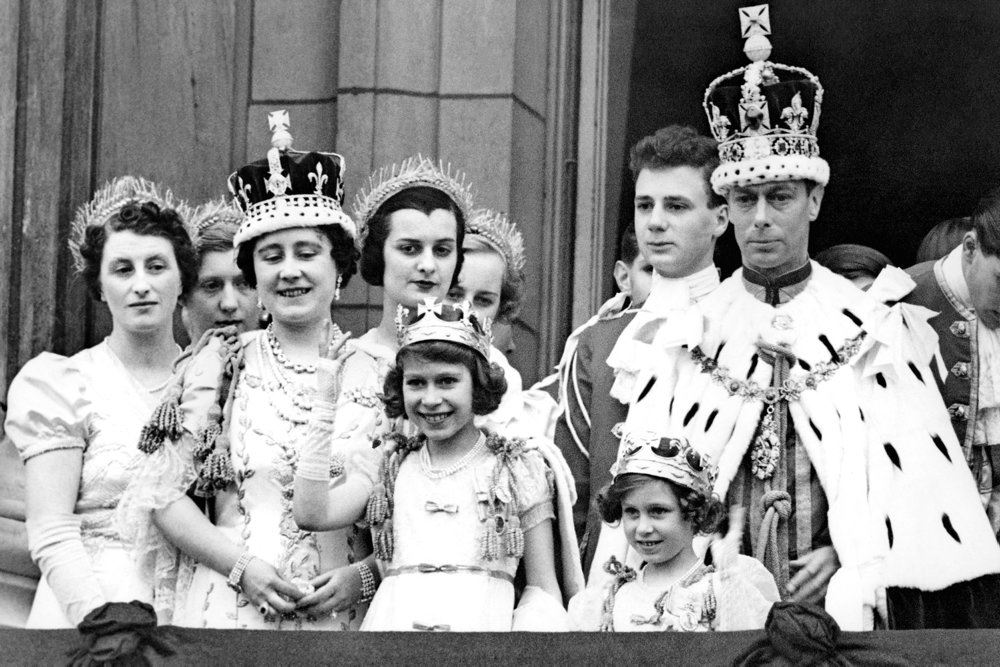 Den nye kongefamilie træder ud på balkonen på Buckingham Palace