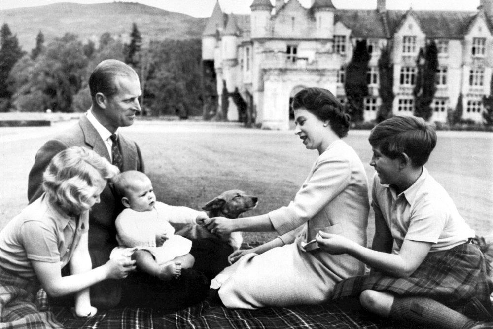 Dronning Elizabeth og prins Philip med børn
