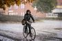 En cyklist i regnvejr