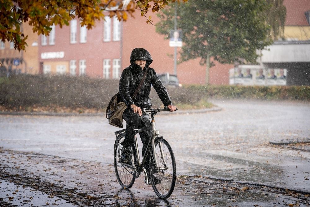 En cyklist i regnvejr