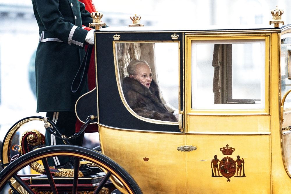Dronning Margrethe i guldkaret og pels