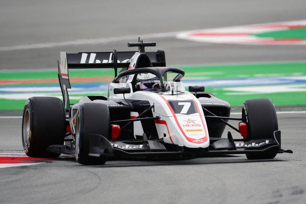 formel 2 bil på bane