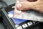 kreditkort føres hen over betalingsterminal 