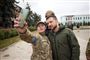 Præsident Volodymyr Zelenskyj  - mand stiller op til selfie fra en anden person