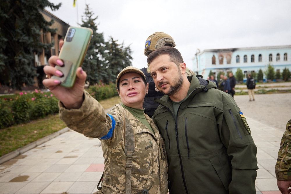 Præsident Volodymyr Zelenskyj  - mand stiller op til selfie fra en anden person