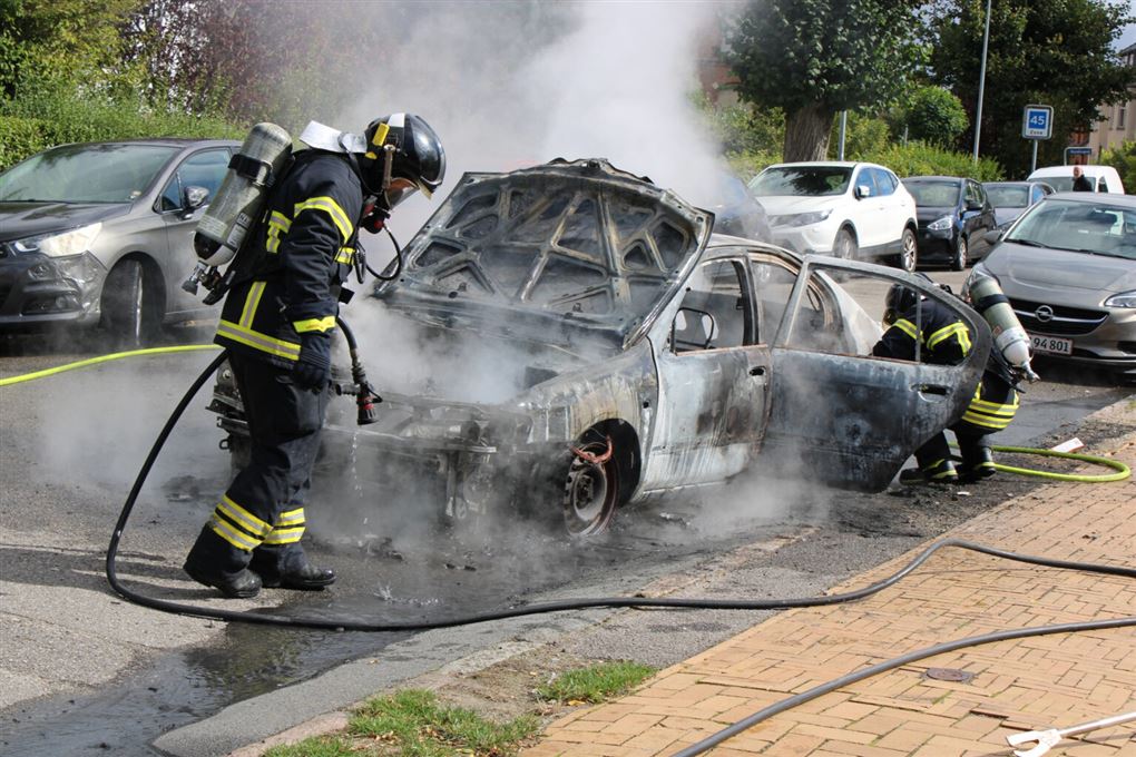 to mænd slukker voldsom brand i bil