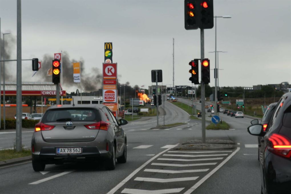 varevogn brænder i baggrunden