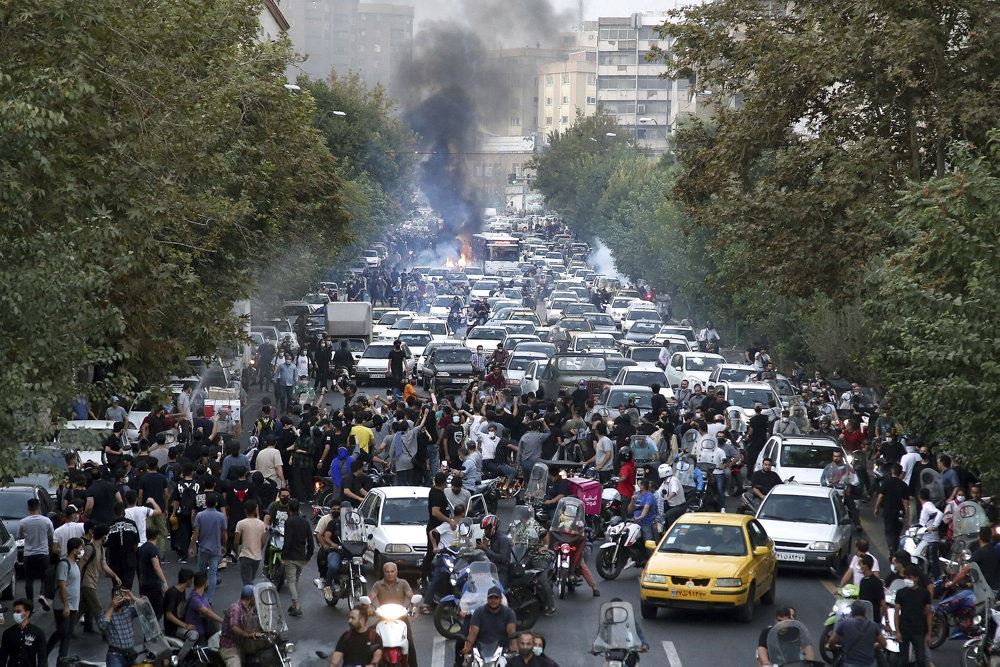 mange mennesker på gaden i iran