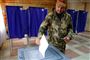 en mand afleverer stemmeseddel