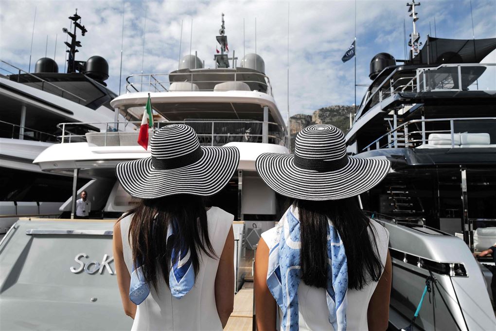 To kvinder kigger på superyachts