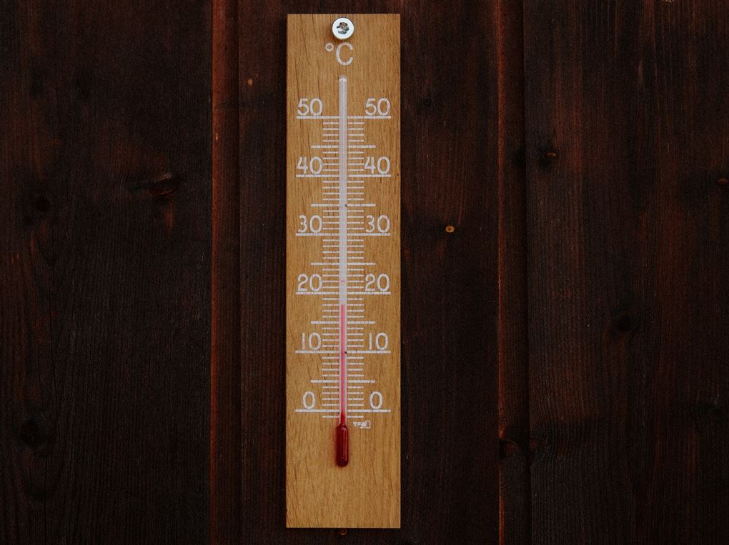 termometer hænger på væg