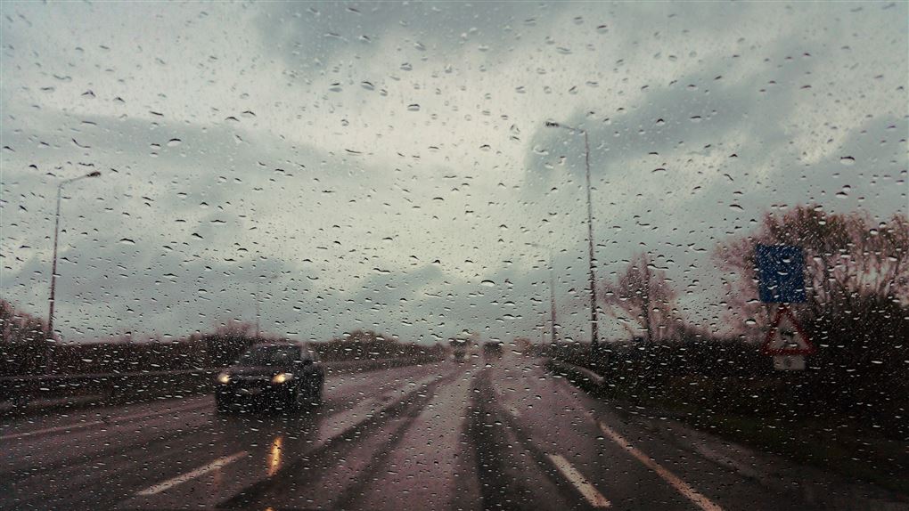 regn på forrude i bil