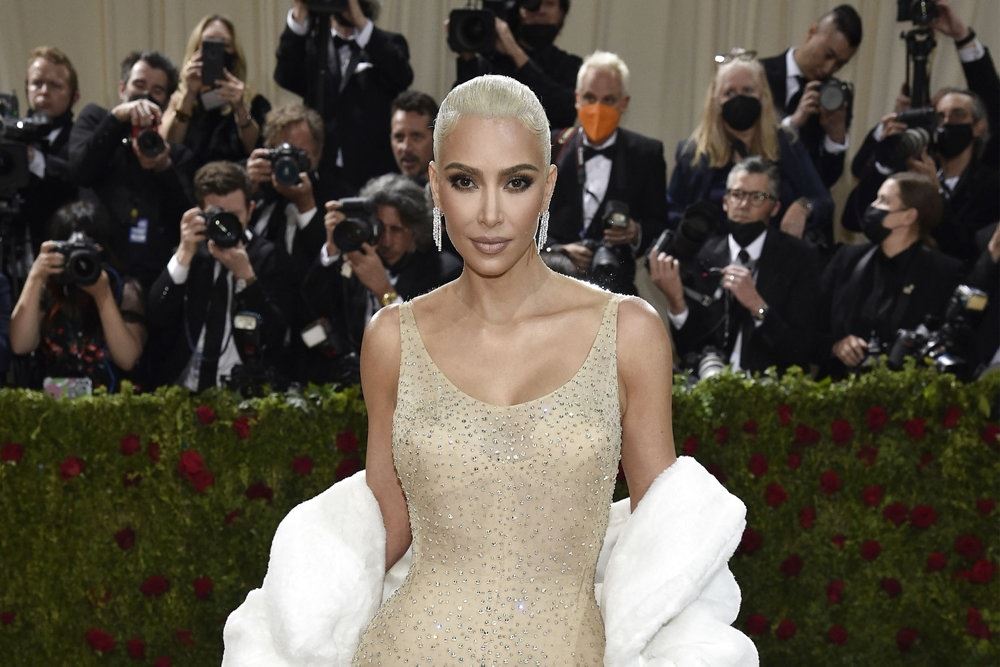Kim Kardashian i en guldkjole