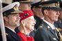 Dronningen imellem kronprins Frederik og prins Joachim