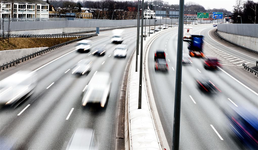 biler i fart på motorvej