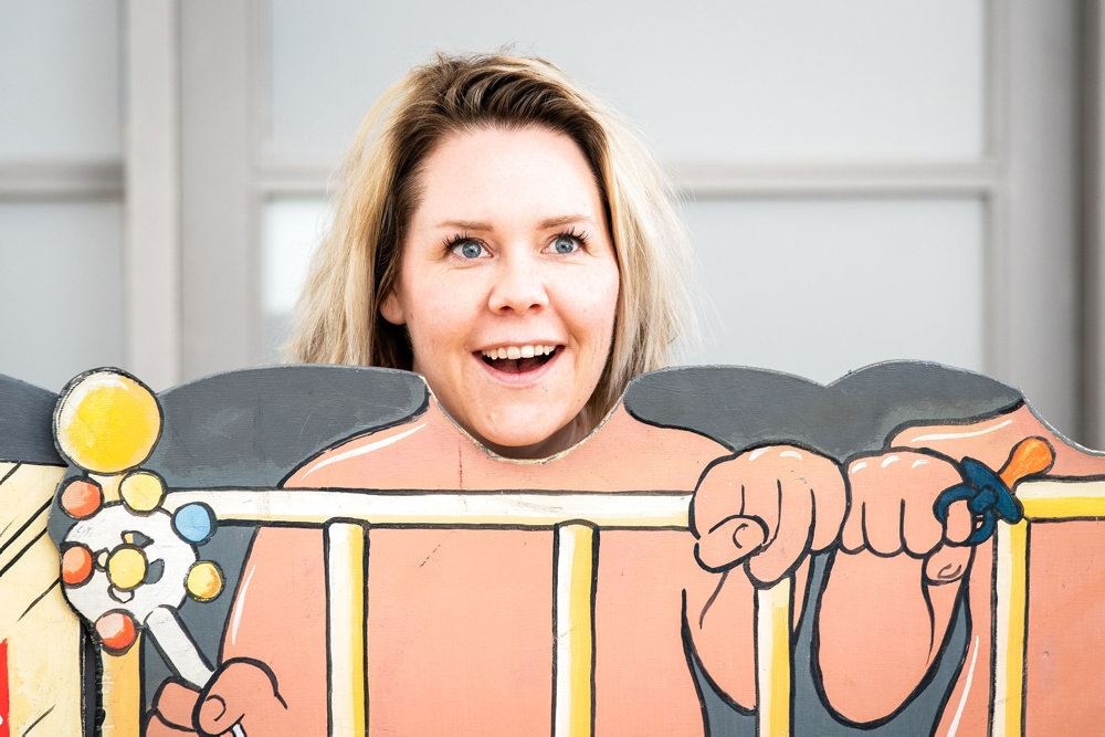 Linda P bag en tegnet nøgen dame