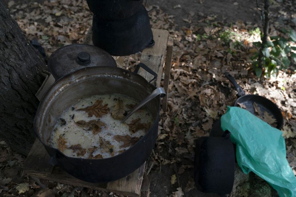 En gryde med gammel mad er fundet i et hul gravet af russiske soldater