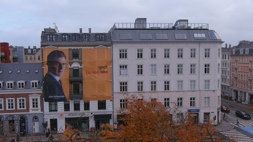 En af de enorme bannere. Det fylder over tre etager