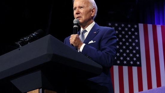 mand på talerstol - Joe Biden